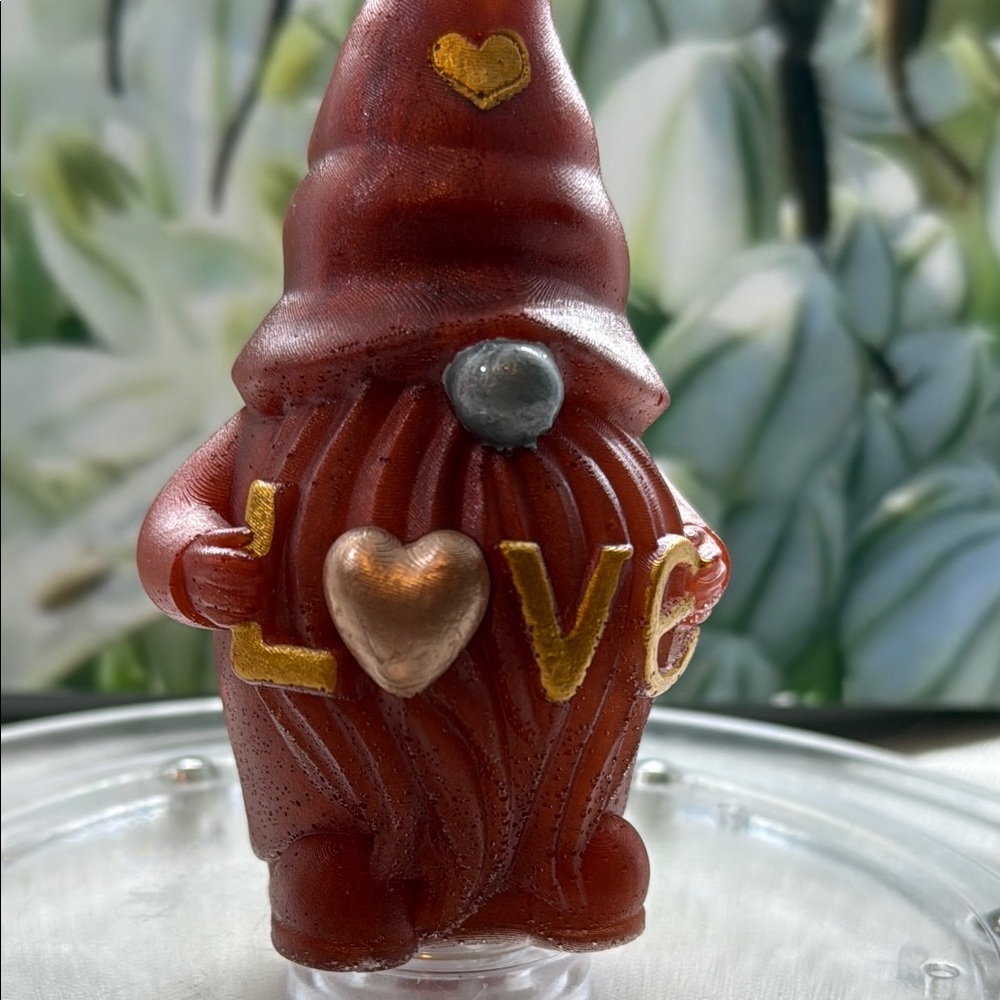 Unique Resin Love Gnome Figurine - Red and Gold - Picture 8 of 9